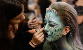 🎭 Drama y Maquillaje

Hola niños, hoy vamos a aprender sobre drama y maquillaje.

Drama es cuando contamos una historia actuando, como si fuéramos los personajes. Es como jugar a ser otra persona, inventando lo que dice y hace. Por ejemplo, podemos representar un cuento como Caperucita Roja o Los tres cerditos.

Actividades de drama:

Imitar emociones: hacemos caras y movimientos de felicidad, tristeza, miedo o enojo.

Mini obras: en grupos, crean una escena corta de 1-2 minutos.

Narración con gestos: contamos un cuento y lo representamos con movimientos y voces.

Maquillaje teatral nos ayuda a que los personajes se vean más reales. Con él podemos parecer payasos, animales o personajes de cuentos.

Actividades de maquillaje:

Pintar caras